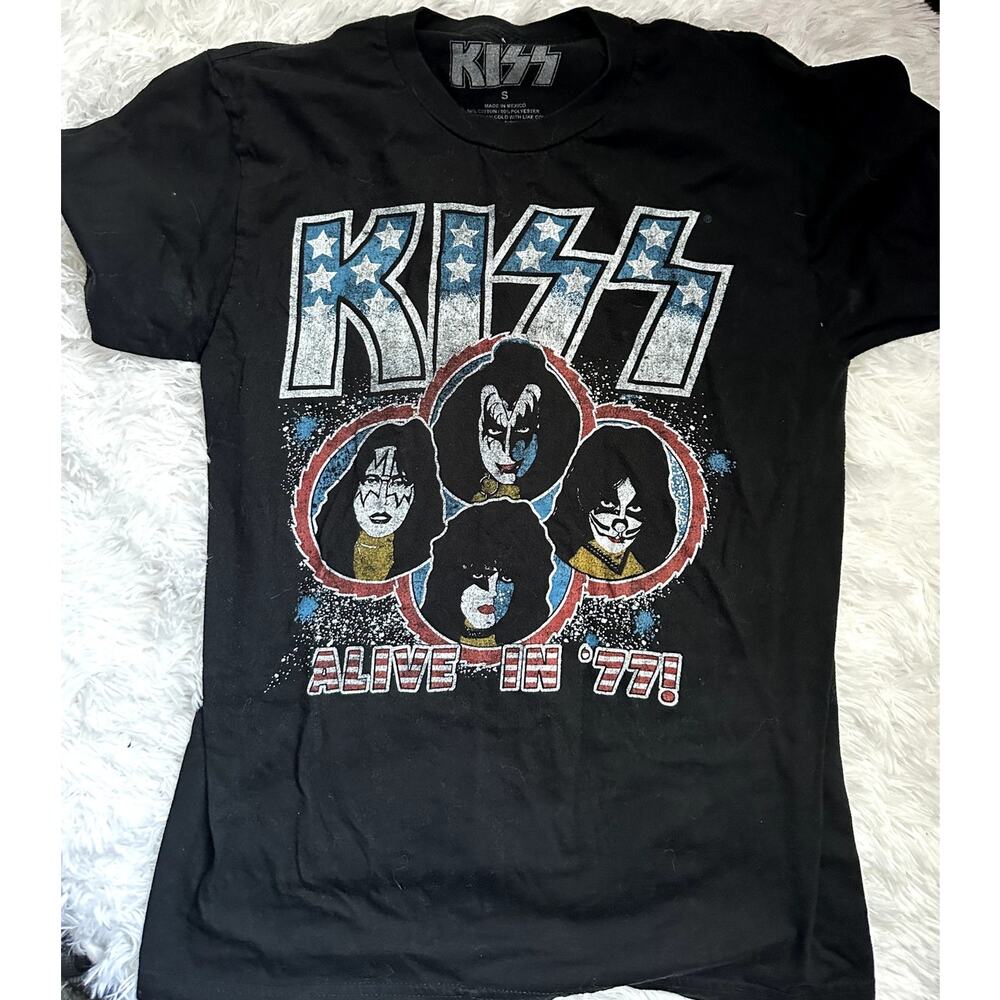 Ladies Kiss T-Shirt in a Small